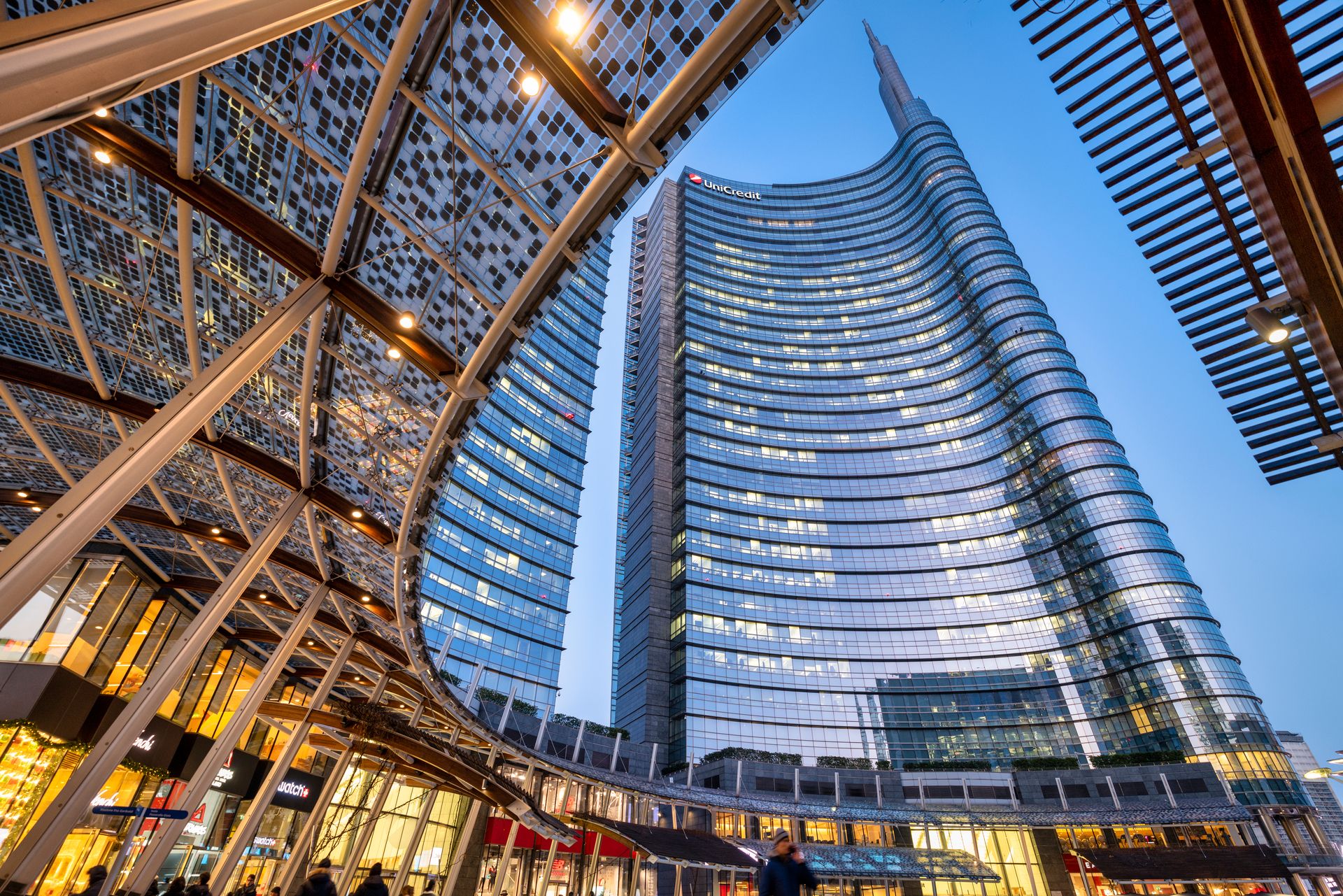piazza gae aulenti: wraps in its semicircle the unicredit tower
